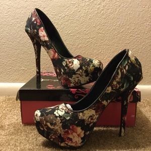 Black Multi-Canvas Pumps 🔥🔥🔥